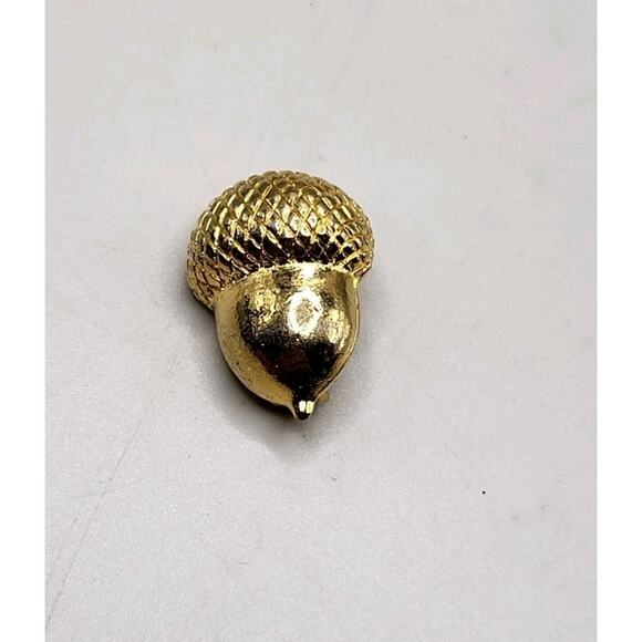 Vintage 1960s Gold Tone Acorn Brooch & Screw Back Earrings Set Patent 3176475 - Picture 5 of 10
